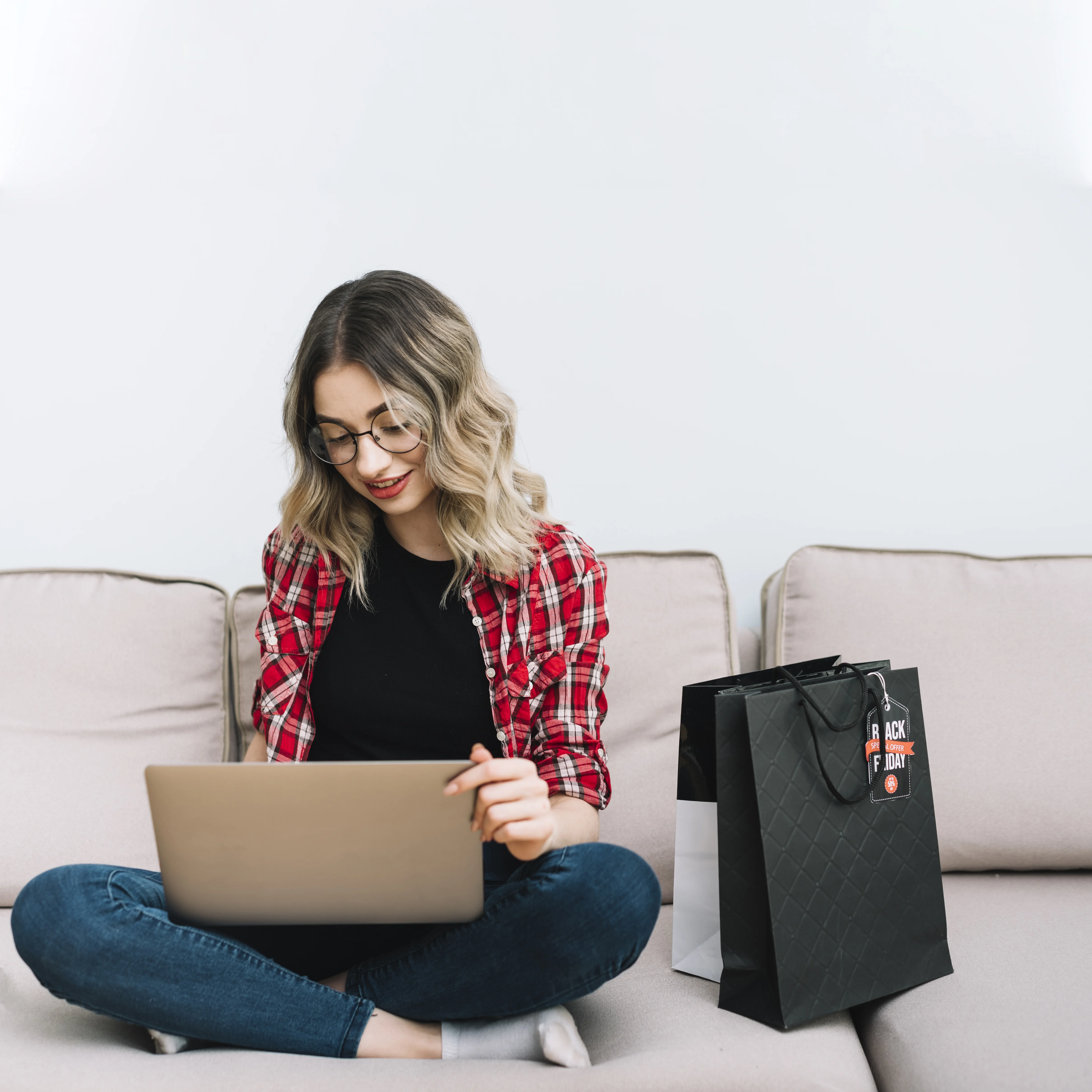 mujer sentada en el sofa