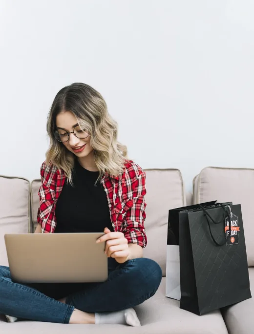 mujer sentada en el sofa